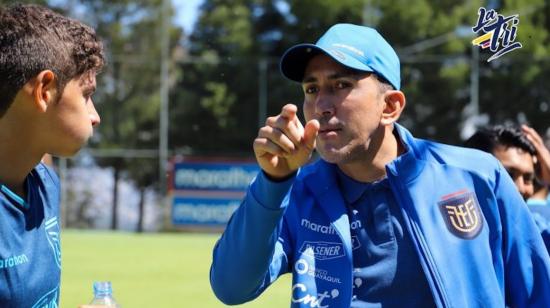 Jimmy Bran da indicaciones a un futbolista en la Casa de la Selección, en Quito, el 29 de abril de 2022.