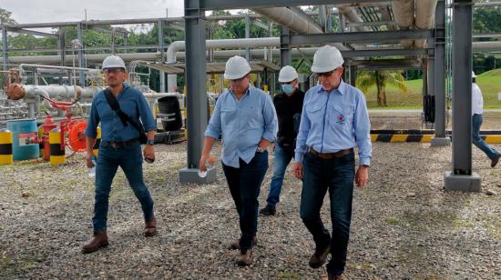 Recorrido del ministro de Energía, Xavier Vera-Grunauer (izq.), junto a ejecutivos de la petrolera NSE, por el bloque 16, ubicado en el Parque Nacional Yasuní, en la Amazonía ecuatoriana.
