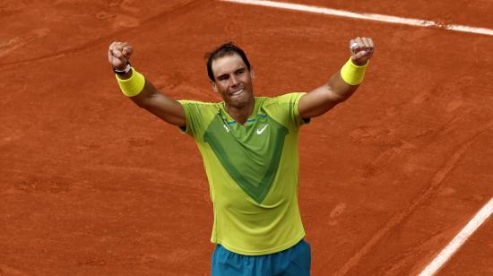 Rafael Nadal levanta sus brazos tras ganar la final de Roland Garros 2022, ante Casper Ruud, el 5 de junio.