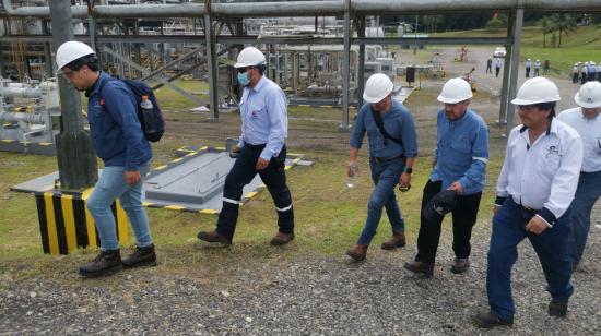 Ítalo Cedeño, gerente de Petroecuador (segundo desde la derecha), en un recorrido por el Bloque 16 de la Amazonía ecuatoriana.