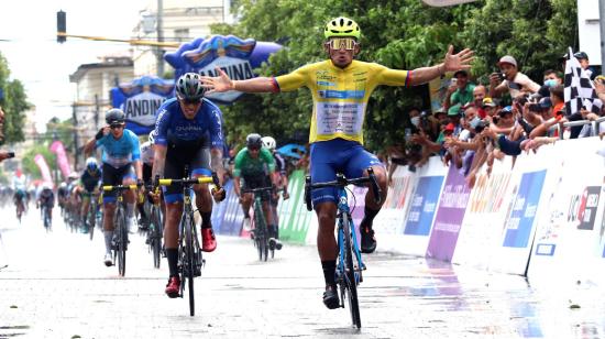 Luis Carlos Chía cruza la meta en la Etapa 3 de la Vuelta a Colombia, el 5 de junio de 2022.