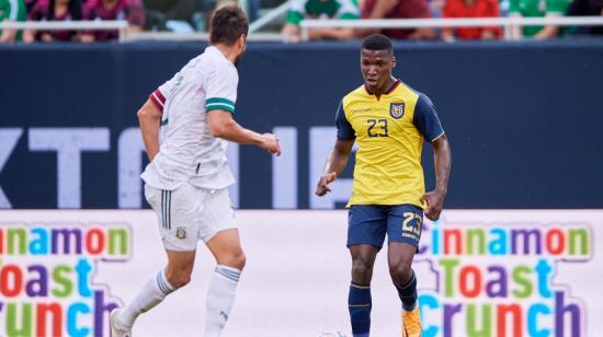 Moisés Caicedo, de Ecuador, maneja una pelota en el partido ante México, en Chicago, el 5 de junio de 2022