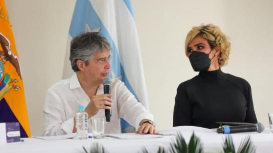 El presidente Guillermo Lasso y la alcaldesa Cynthia Viteri en una reunión de seguridad en Guayaquil, de 2021.