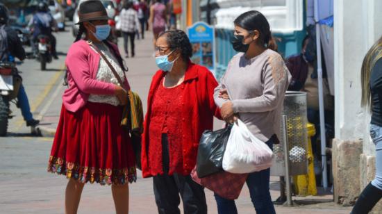 Personas con fundas de compras en Cuenca, en diciembre de 2021.