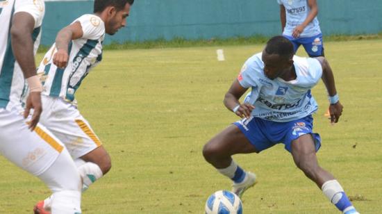 Jugadores de Macará y el Club La Unión, durante el partido de la Copa Ecuador, en Pujilí, el 5 de junio de 2022.