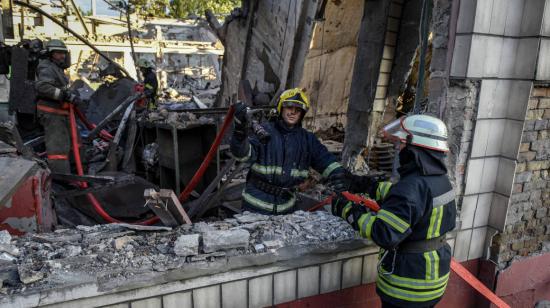 Bomberos buscan entre los escombros que dejó un bombardeo en Kiev, en Ucrania, el 5 de junio de 2022.