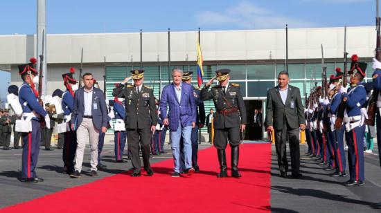 El presidente Guillermo Lasso a su salida de Quito hacia Los Ángeles, Estados Unidos, sede de la Cumbre de las Américas, el 7 de junio de 2022.