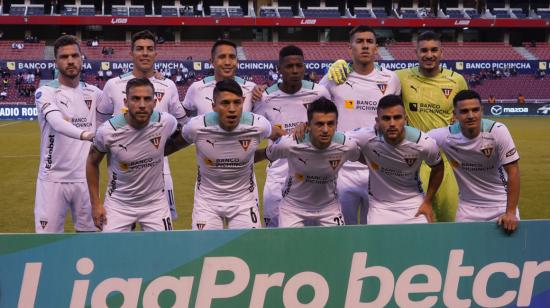 Jugadores de Liga de Quito, antes del partido ante Macará, en el estadio Rodrigo Paz Delgado, el 29 de mayo de 2022.