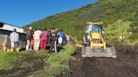 Una retroexcavadora del Municipio de Quito realiza tareas de limpieza en el barrio Manuelita Sáenz, en el sur de Quito, el 7 de junio de 2022.