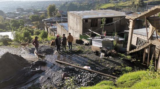 Habitantes del barrio Manuelita Sáenz en una vivienda del sector, el 7 de junio de 2022.