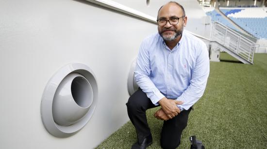 El Dr. Saud Abdul Ghani posa en el estadio Al Janoub de Catar, una de las sedes del Mundial 2022, en septiembre de 2019. 