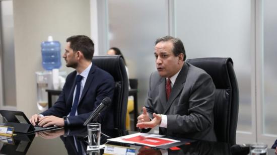 El representante del FMI en Ecuador, Julien Reynaud, y el ministro de Finanzas, Simón Cueva, durante una rueda de prensa, el 8 de septiembre de 2021.