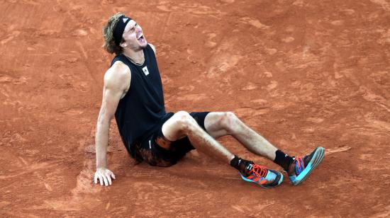 Zverev cae al piso durante las semifinales de Roland Garros ante Rafael Nadal, el 3 de junio de 2022.