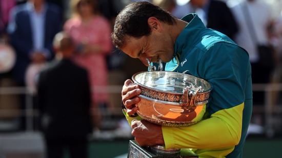 Rafael Nadal festeja su título 14 de Roland Garros, conseguido el domingo 5 de junio de 2022. 