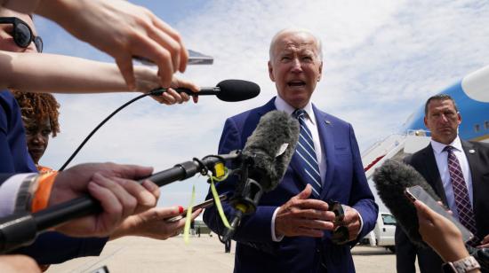 El presidente de Estados Unidos, Joe Biden, habla con la prensa antes de abordar el avión que lo llevará a Los Angeles para participar en la Cumbre de las Américas, el miércoles 8 de junio de 2022.