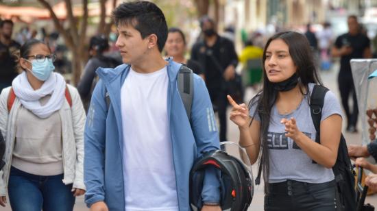 Personas caminan por las calles del Centro Histórico de Cuenca, el 8 de junio de 2022.