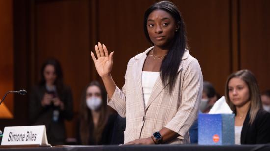 Simone Biles presta juramento para testificar durante una audiencia del Poder Judicial del Senado sobre la investigación de Larry Nassar, el 15 de septiembre de 2021.