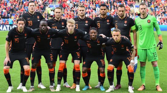 Los 11 jugadores de Países Bajos posan para una foto antes de enfrentar a Gales por la Nations League, el 8 de junio de 2022.