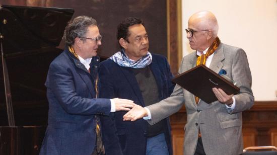 Antonio Acosta, presidente de Banco Pichincha, recibe el reconocimiento, en un evento en Quito, en junio de 2022.