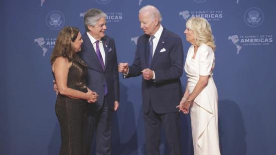 El presidente Guillermo Lasso y la primera dama saludan con el mandatario de Estados Unidos, Joe Biden, y su esposa en la inauguración de la Cumbre de las Américas, en Los Ángeles, el 8 de junio de 2022.