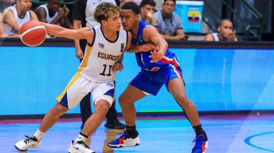 Enfrentamiento entre las selecciones de Ecuador y República Dominicana en el Premundial de Baloncesto Sub 18.