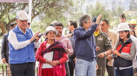 El ministro de Obras Públicas, Marcelo Cabrera, junto al presidente Guillermo Lasso duranta la presentación del Plan Vial 2025, el 26 de mayo de 2022, en Paute, Azuay.