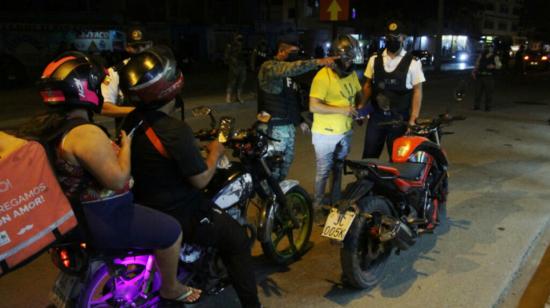 Imagen de abril de 2022, de operativos en Guayaquil, dentro del estado de excepción, de personas en moto.