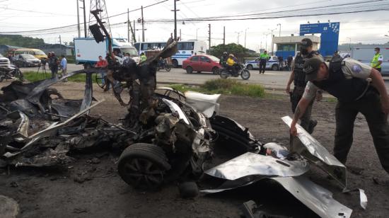 Imagen del coche bomba que detonó en los alrededores de la cárcel regional Guayas, en abril de 2022.