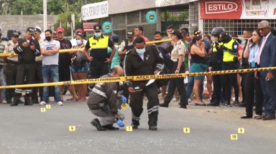 Agentes recogen evidencias en el lugar donde fueron asesinados la fiscal Luz Marina Delgado y su asistente, el 25 de mayo de 2022, en Manta.