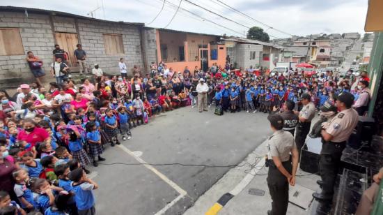 La Policía Antinarcóticos capacita en prevención de drogas a estudiantes y padres de familia de la Unidad Educativa María Fernández Martin, en Flor de Bastión, noroeste de Guayaquil, para evitar que sean reclutados.