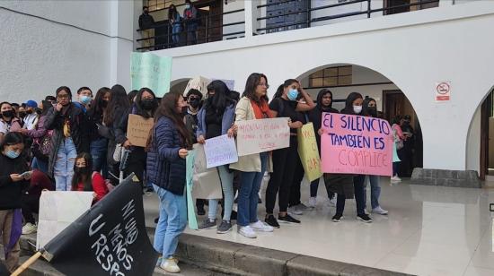 Estudiantes universitarias hicieron un plantón tras el femicidio de Tania el 8 de junio. El agresor era su compañero de clases.