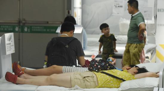 Una ola de calor invadió a China y sus habitantes se refugiaron en centros comerciales, junio de 2018.