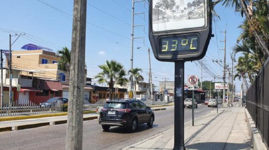 Un reloj público con la temperatura máxima de Guayaquil, el 29 de diciembre de 2019. 