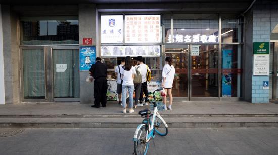 Habitantes de la capital china, Pekín, compran en una tienda local, el 1 de junio de 2022.