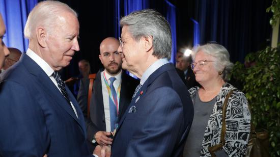 El presidente de Estados Unidos, Joe Biden (izq.), y su homólogo de Ecuador, Guillermo Lasso, en un encuentro realizado el 11 de junio de 2022, en el marco de la Cumbre de las Américas, en Los Ángeles. 