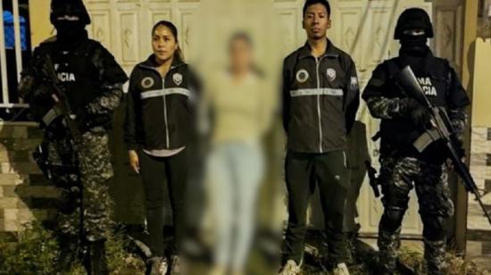 Agentes policiales junto a la detenida, Alisson G.R., acusada de sicariato en Ibarra, el 12 de junio de 2022.