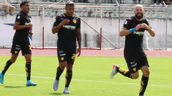 Jugadores del Aucas, celebrando en el partido ante Leones del Norte, en Ibarra, el 12 de junio de 2022.