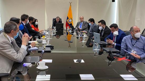 Autoridades de Ecuador junto a la Misión del FMI, en Quito, el 2 de agosto de 2021. 