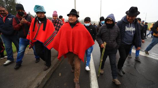 El presidente de la Conaie, Leonidas Iza (c), llega al sector de El Chasqui, donde indígenas cerraron la carretera principal de ingreso a Quito, la mañana del 13 de junio de 2022.