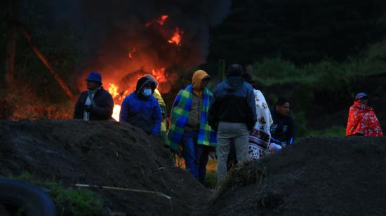 Indígenas cierran la carretera principal de ingreso a Quito, en el sector del Chasqui, provincia de Cotopaxi. Ecuador, 13 de junio de 2022