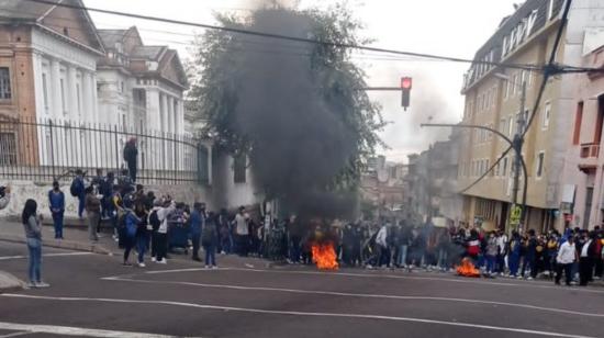 Un grupo de estudiantes del Colegio Mejía quemó llantas y provocó disturbios en los alrededores del plantel, en el centro de Quito, el 13 de junio de 2022.