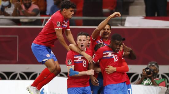El extremo costarricense Joel Campbell celebra junto a sus compañeros el gol frente a Nueva Zelanda, el 14 de junio de 2022, en Catar.