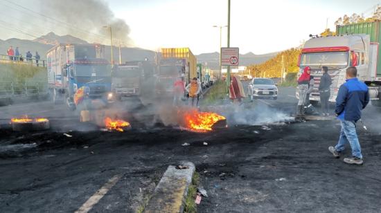 Conductores del transporte pesado se unen a la movilización nacional, en su tercer día. Bloquean la Panamericana Sur, a la altura de la curva de Santa Rosa, el 15 de junio de 2022.