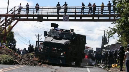 Operativo de la Policía para despejar las vías bloqueadas por manifestantes en el sector de Amaguaña. Quito, 15 de junio de 2022