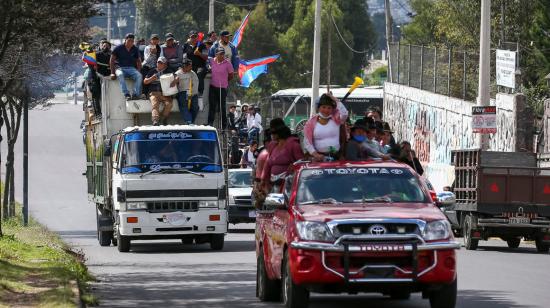 Indígenas avanzan en camiones, en el tercer día de paro nacional, este 15 de junio de 2022.