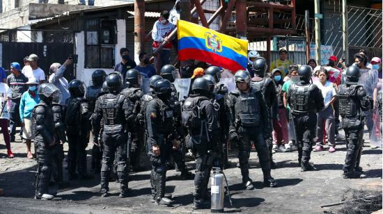 Miembros de la policía ecuatoriana realizan un operativo para despejar las vías bloqueadas por manifestantes en el sector de Amaguaña, en Quito (Ecuador), el 15 de junio de 2022.