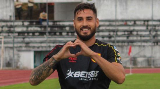 El delantero de Aucas, Francisco Fydriszewski, festeja un gol ante Leones del Norte por Copa Ecuador, el 12 de junio de 2022.