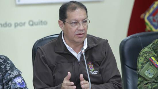 El alcalde de Quito, Santiago Guarderas, en rueda de prensa el 15 de junio de 2022. Invita a los alcaldes de cantones donde se concentran las protestas a una reunión.