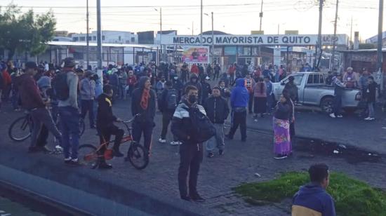 Varios usuarios se concentran en los exteriores del mercado Mayorista de Quito, que amaneció cerrado el 16 de junio de 2022. Temen un posible desabastecimiento.