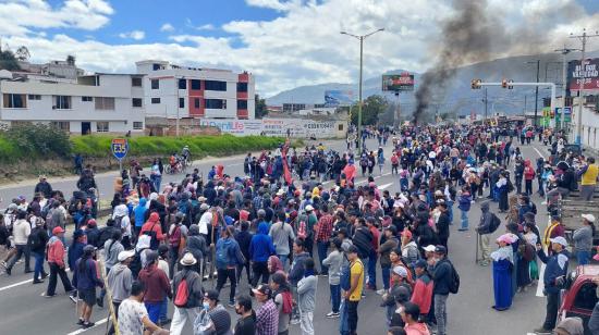 Comunidades de Imbabura se toman la Panamericana norte durante el cuarto día de paro nacional, el 16 de junio de 2022.